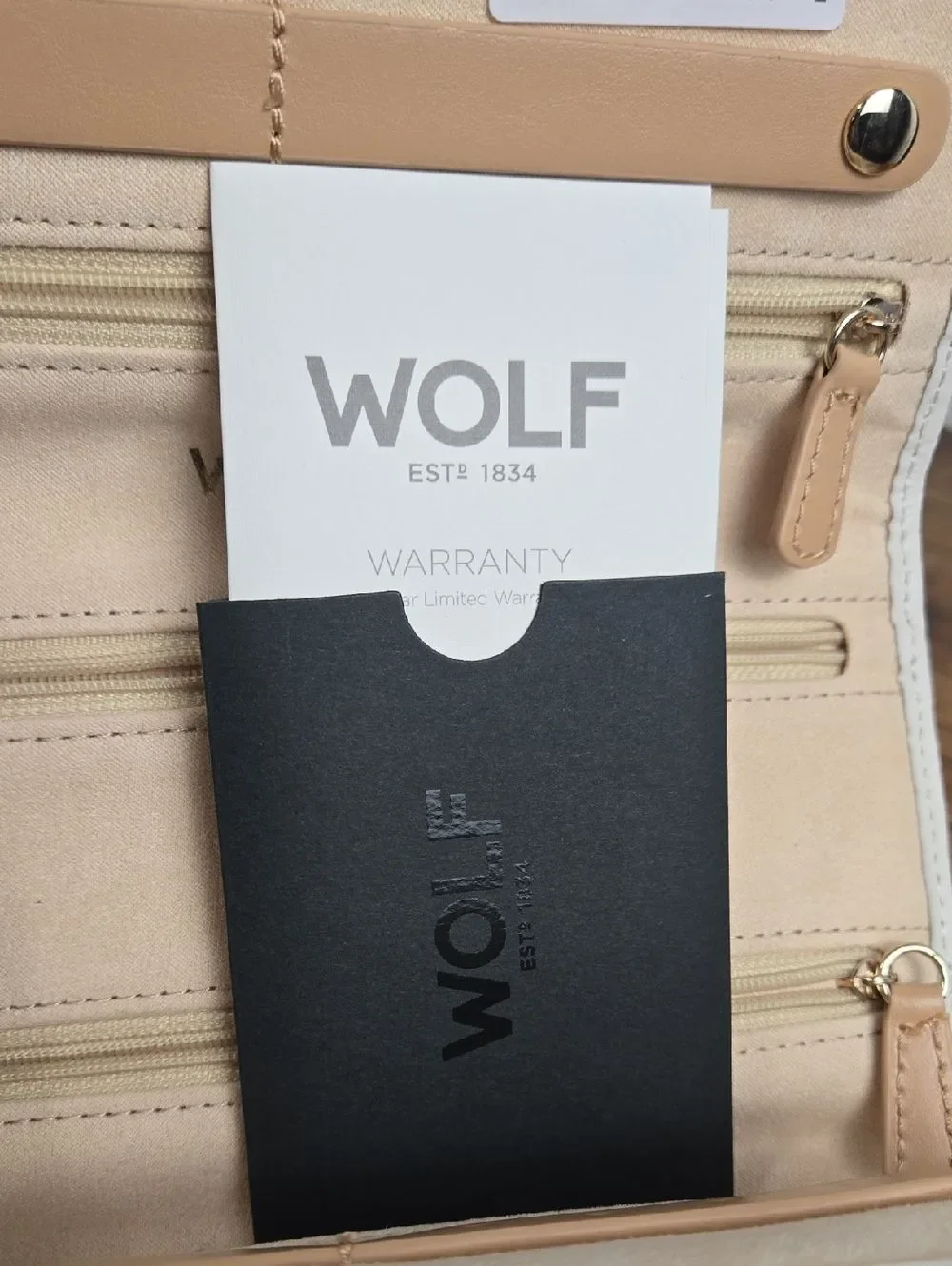 WOLF color white